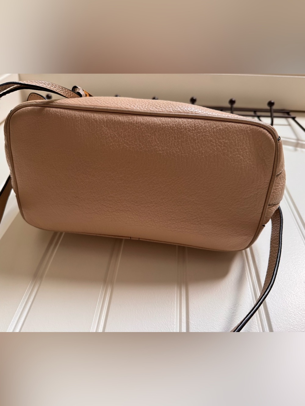 Marc Jacobs The Anchor Purse in Light Beige. 10” by 8” by 5.5” - Picture 7 of 12
